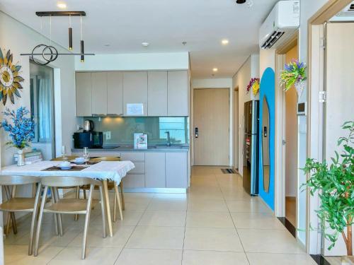 a kitchen and dining room with a table and chairs at The Sóng Luxury Apartment Vung Tau - Tuấn Hoà Homestay in Vung Tau