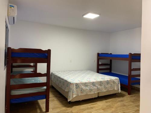 a bedroom with two bunk beds in a room at Chácara da Acácias in Sao Jose do Rio Preto