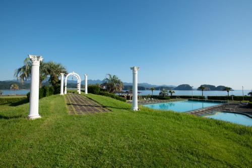 a view of the pool at the resort with two columns at Hana Irodori no Yado Kayuu in Taiji