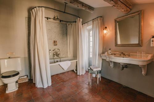 une salle de bain avec une baignoire, des toilettes et un lavabo dans l'établissement La Maison du Village, à Saint-Rémy-de-Provence