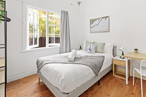 a bedroom with a bed and a desk and a window at Quaint Double Room - Seconds to Shops & Eateries - Shared Bathroom in Sydney
