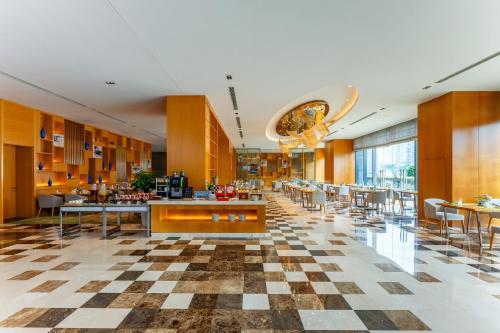 Restoran atau tempat lain untuk makan di Holiday Inn Neijiang Riverside by IHG