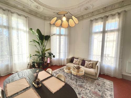 un salon avec une table et un canapé dans l'établissement L'échappée sètoise - Appartement Haussmannien - localisation exceptionnelle - proche canal, à Sète