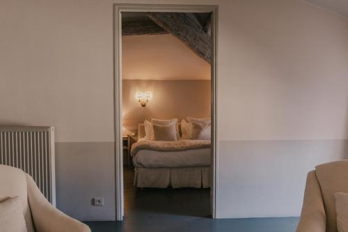 a bedroom with a bed and a mirror at La Maison du Village in Saint-Rémy-de-Provence
