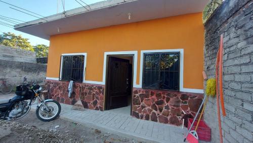 ein Haus mit einem Motorrad, das davor geparkt ist in der Unterkunft Comfortable apartment in San Blas in San-Blas-Inseln