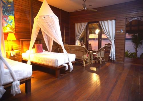 Katil atau katil-katil dalam bilik di Raja Ampat Dive Lodge