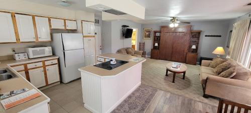 Η κουζίνα ή μικρή κουζίνα στο 5th Street Inn