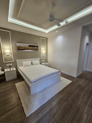 a bedroom with a large white bed in a room at Soficu Hotel El Edén Dominicus in Bayahibe