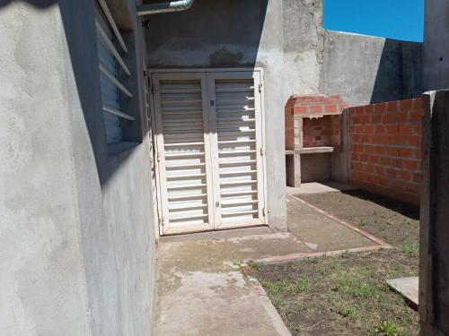 una puerta en el lateral de un edificio en Residencia Los Miottis, en Necochea