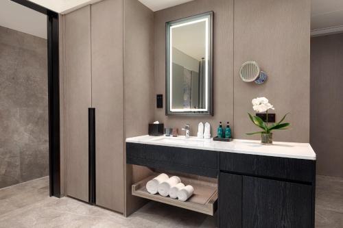 Ένα μπάνιο στο Crowne Plaza Jingmen by IHG
