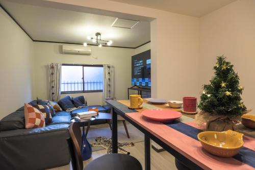 a living room with a table and a couch at サンライズ田端新町ハウス in Tokyo