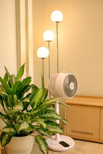 a room with a fan and a potted plant at Qingyu B&B in Luzhu