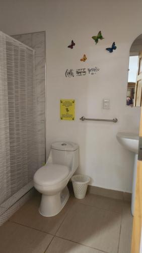 un bagno con un water e un lavandino di Rancho Joya Del Mar a Sonsonate