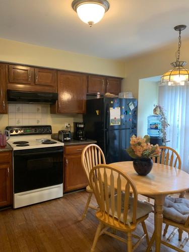 Η κουζίνα ή μικρή κουζίνα στο Townhouse with High Speed WiFi & Free Parking
