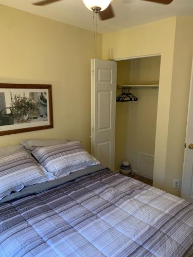 Ένα ή περισσότερα κρεβάτια σε δωμάτιο στο Townhouse with High Speed WiFi & Free Parking