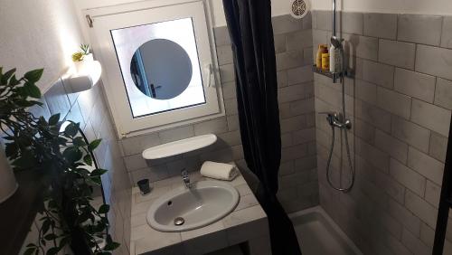 une salle de bain avec un lavabo et une douche dans l'établissement Villa 