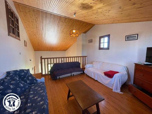 una sala de estar con un sofá y una mesa en Charmant gîte 6 pers. à Jard-sur-Mer, proche plage et Vélodyssée - FR-1-426-568, en Jard-sur-Mer