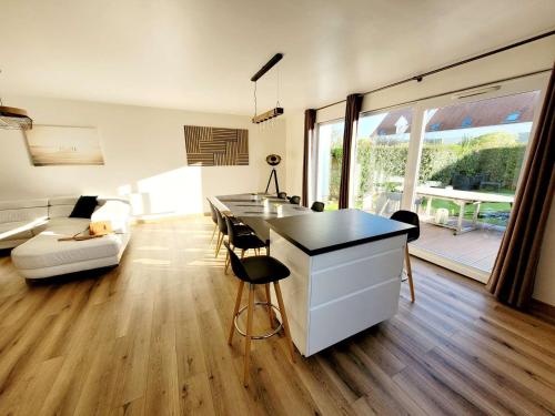 une cuisine et un salon avec une table et des chaises dans l'établissement Maison 3 chambres jardin parking proche plage, WIFI, animaux acceptés - FR-1-675-43, à Wimereux