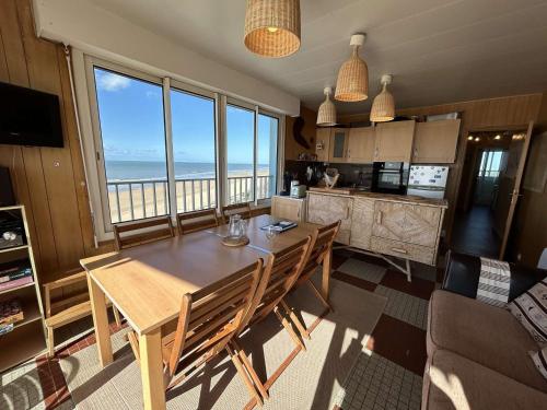 une cuisine avec une table et une vue sur l'océan dans l'établissement Appartement 3 pièces cabine avec balcon, 6 couchages à Saint-Jean-de-Monts - FR-1-224C-330, à Saint-Jean-de-Monts