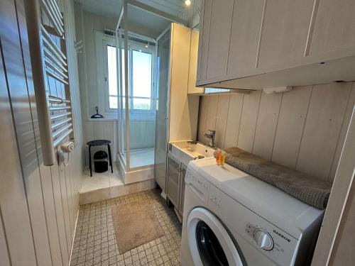 - une buanderie avec un lave-linge et un évier dans l'établissement Appartement 3 pièces cabine avec balcon, 6 couchages à Saint-Jean-de-Monts - FR-1-224C-330, à Saint-Jean-de-Monts