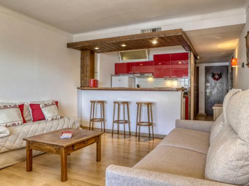 un salon avec un canapé et une table dans l'établissement Studio à Megève, 4 pers, Parking, WiFi, Animaux admis - FR-1-453-323, à Megève