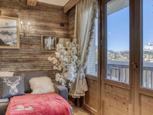 - une chambre avec des murs en bois, un lit et une fenêtre dans l'établissement Appartement centre Megève - 2 pièces, Animaux admis, Wifi - FR-1-453-324, à Megève
