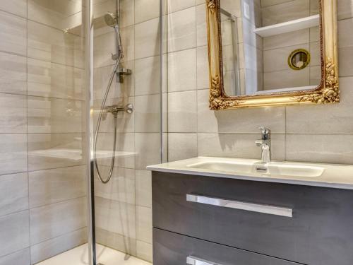 une salle de bain avec une douche, un lavabo et un miroir dans l'établissement Appartement centre Megève - 2 pièces, Animaux admis, Wifi - FR-1-453-324, à Megève