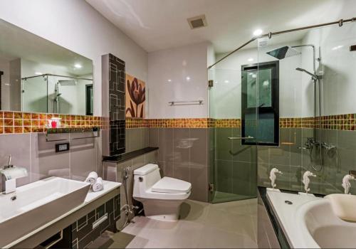 Ένα μπάνιο στο Chalong Miracle Lakeview