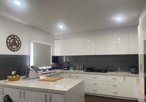 Una cocina o zona de cocina en Rowville Stay - Home Away from Home