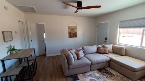 Zona de estar de Joshua Tree Getaway
