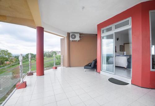 a room with a balcony with a bed and a bedroom at 876 Oasis in Content