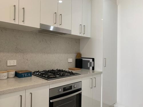 Η κουζίνα ή μικρή κουζίνα στο One Bedroom Townhouse near Caves Beach