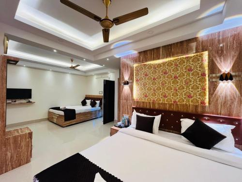 Μια τηλεόραση ή/και κέντρο ψυχαγωγίας στο Riverdale Homestay, Diamond Harbour - WB Govt Reg Gold Category