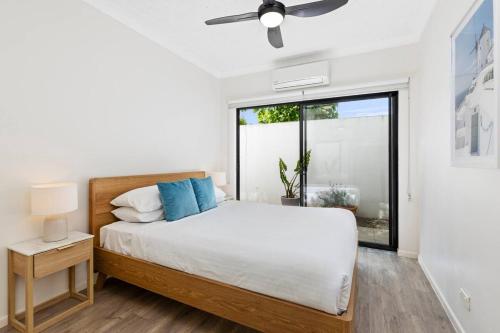 Ένα ή περισσότερα κρεβάτια σε δωμάτιο στο Garden Apt 2Bed x 2Bath, parking