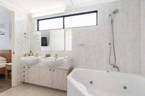 Ένα μπάνιο στο Garden Apt 2Bed x 2Bath, parking