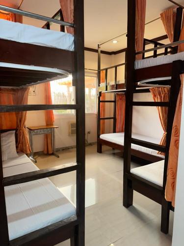 a room with bunk beds in a hostel at Malapascua Starlight Resort in Malapascua Island