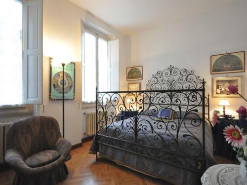 フィレンツェにあるErmioneのベッドルーム(黒いベッド1台、椅子付)