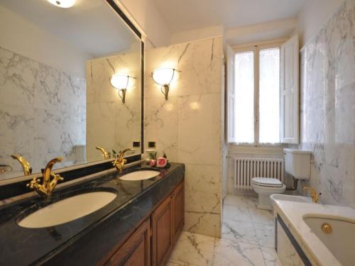 フィレンツェにあるErmioneのバスルーム(シンク2台、大きな鏡付)