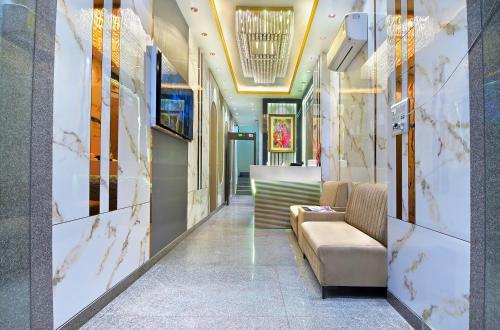 Un vestíbulo con un sofá y una mesa. en Sleepover Inn, en Nueva Delhi