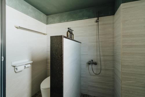 a bathroom with a shower and a toilet in it at Yanyu Yuchi BY REINDEER in Yuchi
