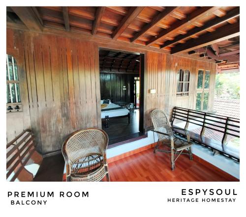 Khu vực ghế ngồi tại EspySoul Heritage Homestay