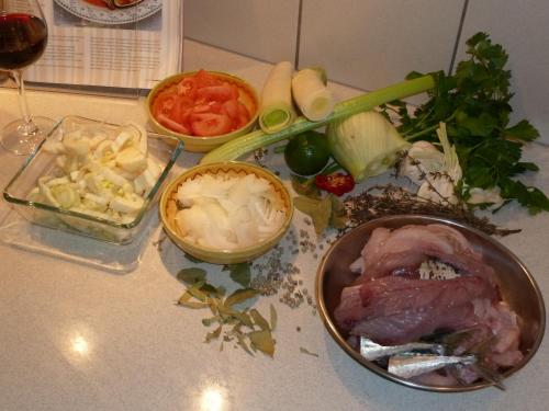 une table recouverte d'un bol de viande et de légumes dans l'établissement B&B Domaine Méditerranée, à Paraza
