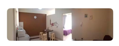 ein Zimmer mit einem Tisch und ein Zimmer mit einem Schlafzimmer in der Unterkunft Super centrally located and comfortable apartment in Cochabamba