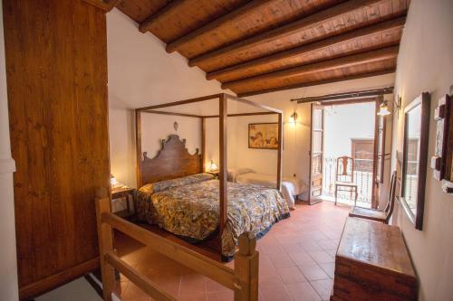 a bedroom with a bed with a canopy at Bilocale Mandralisca in Cefalù