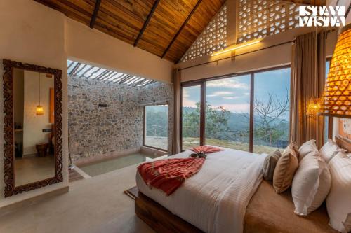 Ένα ή περισσότερα κρεβάτια σε δωμάτιο στο StayVista at Artisanal Heights with Jacuzzi and Infinity Pool