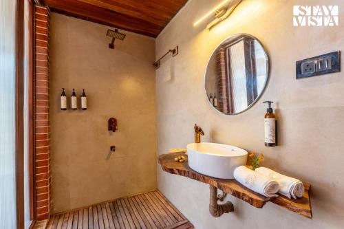 Ένα μπάνιο στο StayVista at Artisanal Heights with Jacuzzi and Infinity Pool