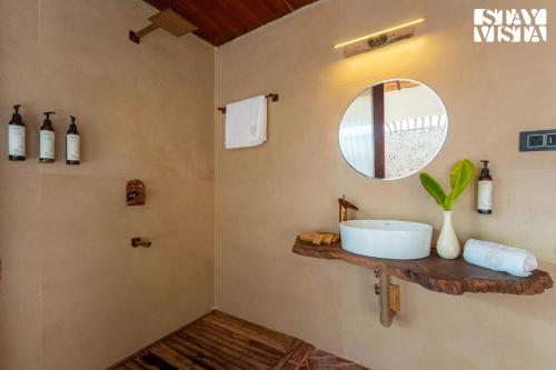 Ένα μπάνιο στο StayVista at Artisanal Heights with Jacuzzi and Infinity Pool