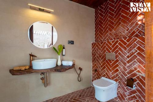 Ένα μπάνιο στο StayVista at Artisanal Heights with Jacuzzi and Infinity Pool
