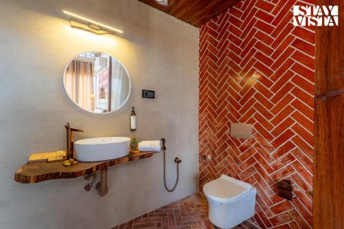 Ένα μπάνιο στο StayVista at Artisanal Heights with Jacuzzi and Infinity Pool