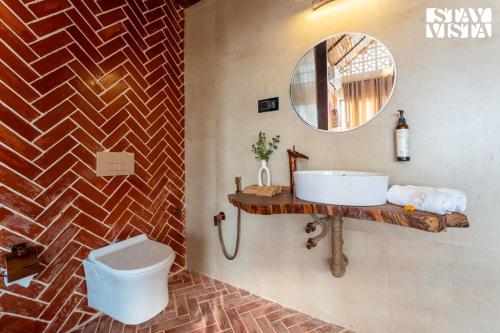 Ένα μπάνιο στο StayVista at Artisanal Heights with Jacuzzi and Infinity Pool
